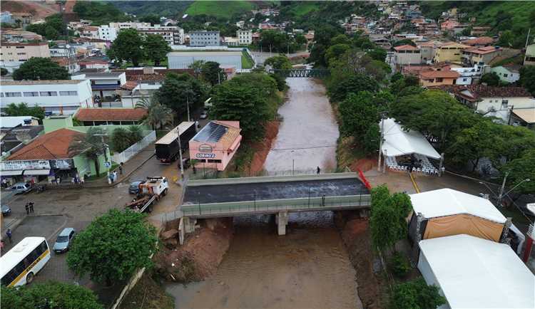 Nova ponte foi reconstruída e recebeu e foi nomeada Ponte Nivaldo Gonçalves